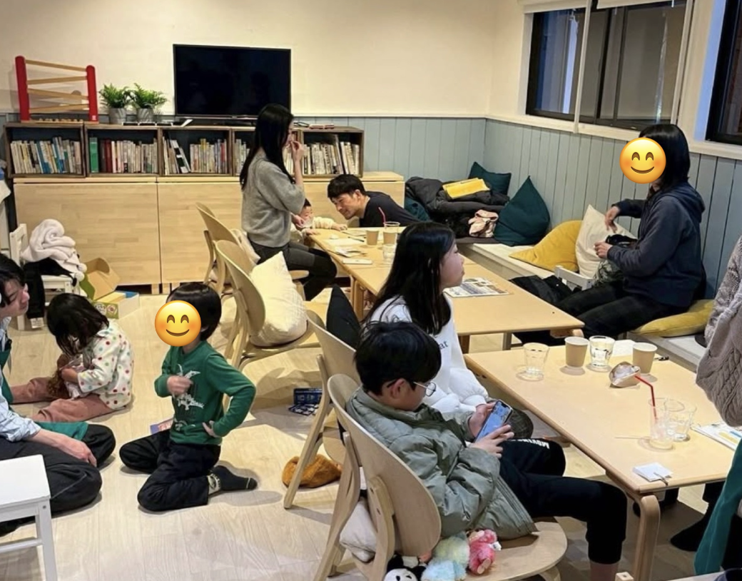 クリームソーダを飲むこども